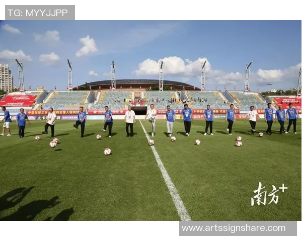 足球球星摇头摆展现独特魅力引爆球迷激情瞬间